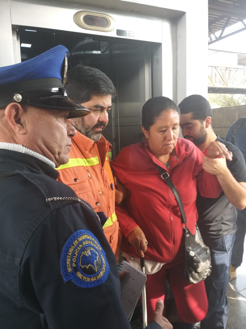 chismos_ourbano's tweet photo. Rescatan a mujer que quedó atrapada en elevador de la estación #tepalcates #L_A por lo menos el botón de auxilio servía si no que ubiera pasado @MetroCDMX @DenunciasMetro @Claudiashein @LaNetadelMetro https://t.co/fEaYyfIGPQ