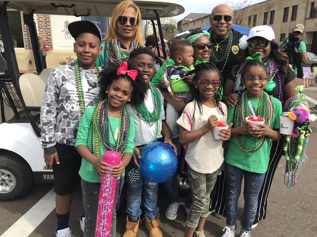 JacksonMSPolice's tweet photo. More happy parade-goers!! Hal’s St. Patty’s Parade. #JPD #StPattysDay #Parade #PublicandPolice #CopsandKids https://t.co/aSXn7RJ5dJ