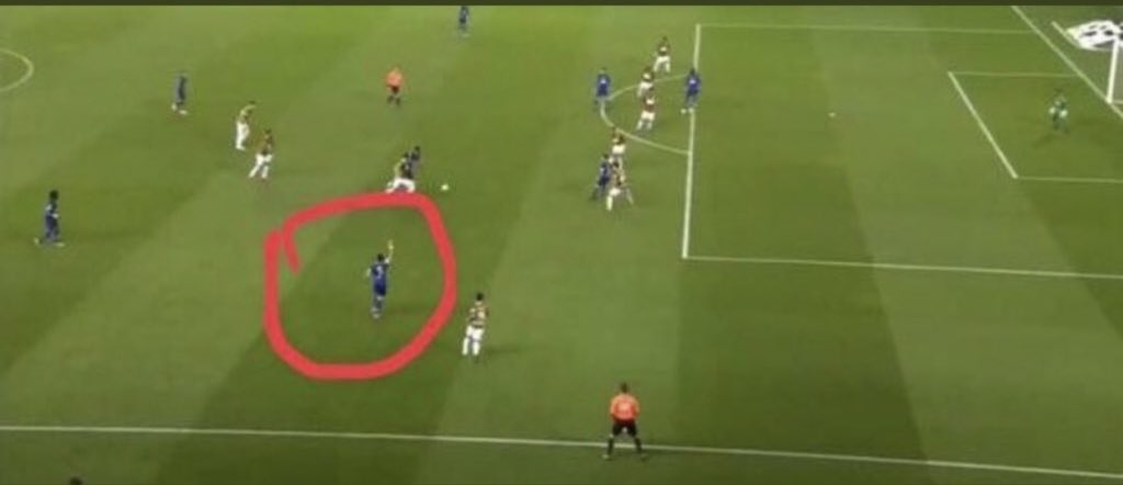 على بالي
الفار الوحيد الصاحي ..!!
كلها منك يالبريك ليش ترفع يدك .. 😳
الكوره تعدت الخط
والبريك رفع يده للحكم يبي اوت للهلال .