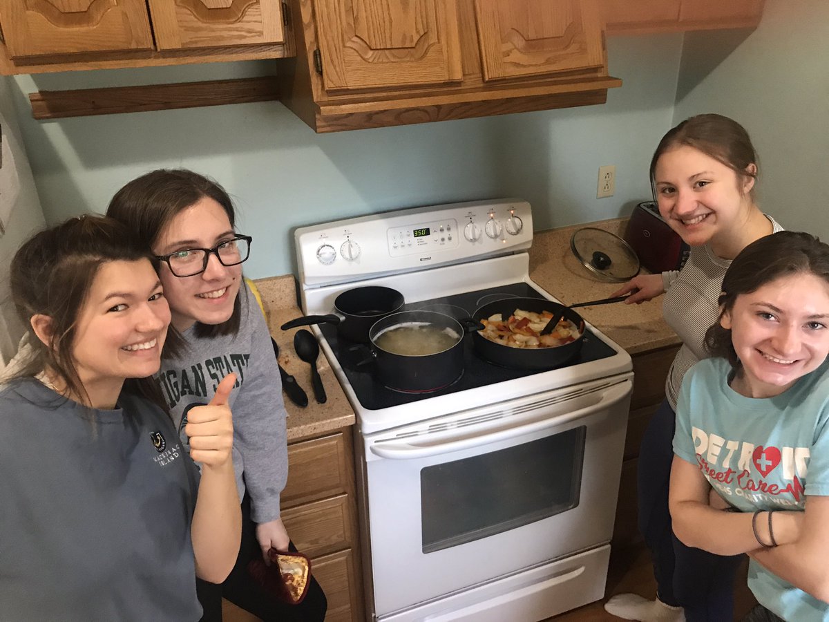 kerry_brennan4's tweet photo. We are gonna be full for the next 3 days GUARANTEED, with the giant dinner the girls made. #captionsbyJD #spf97 @softball_athens https://t.co/KSjXPUSYyM