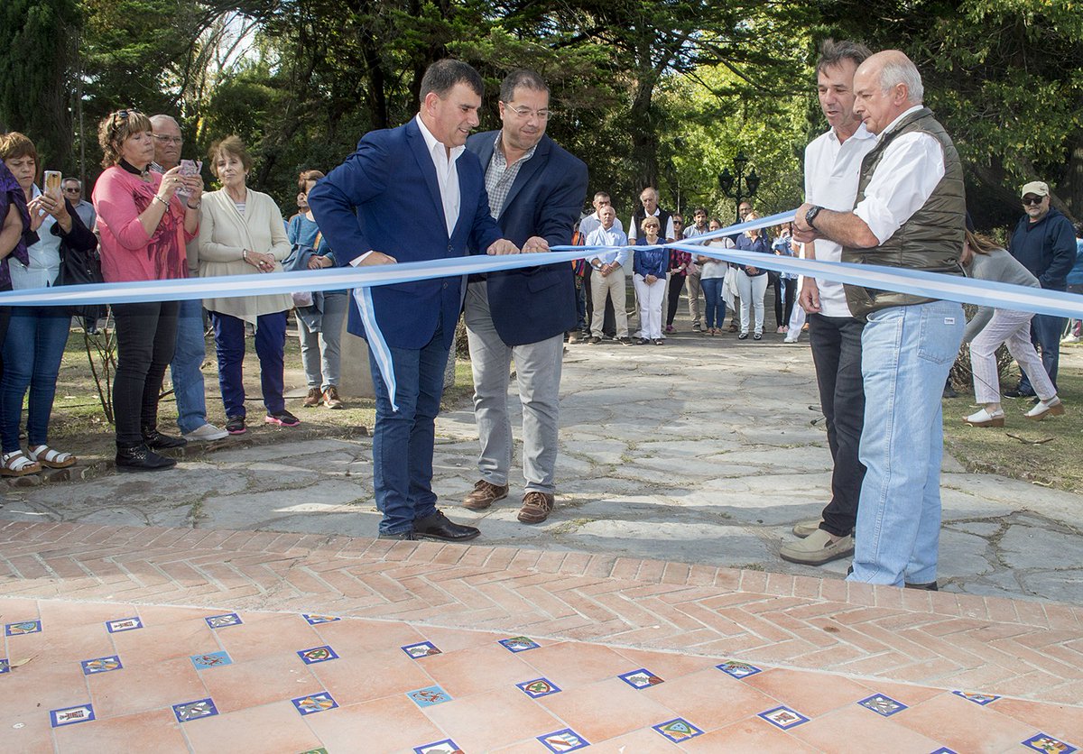 BertellysHernan's tweet photo. Presentamos a los vecinos la restauración del Patio Andaluz del Parque Municipal. Era una deuda pendiente para la comunidad que venimos a saldar en una clara demostración de lo que puede lograrse con buena gestión,  creatividad y ganas #PrimeroAzul https://t.co/NEmDnyZ6Si