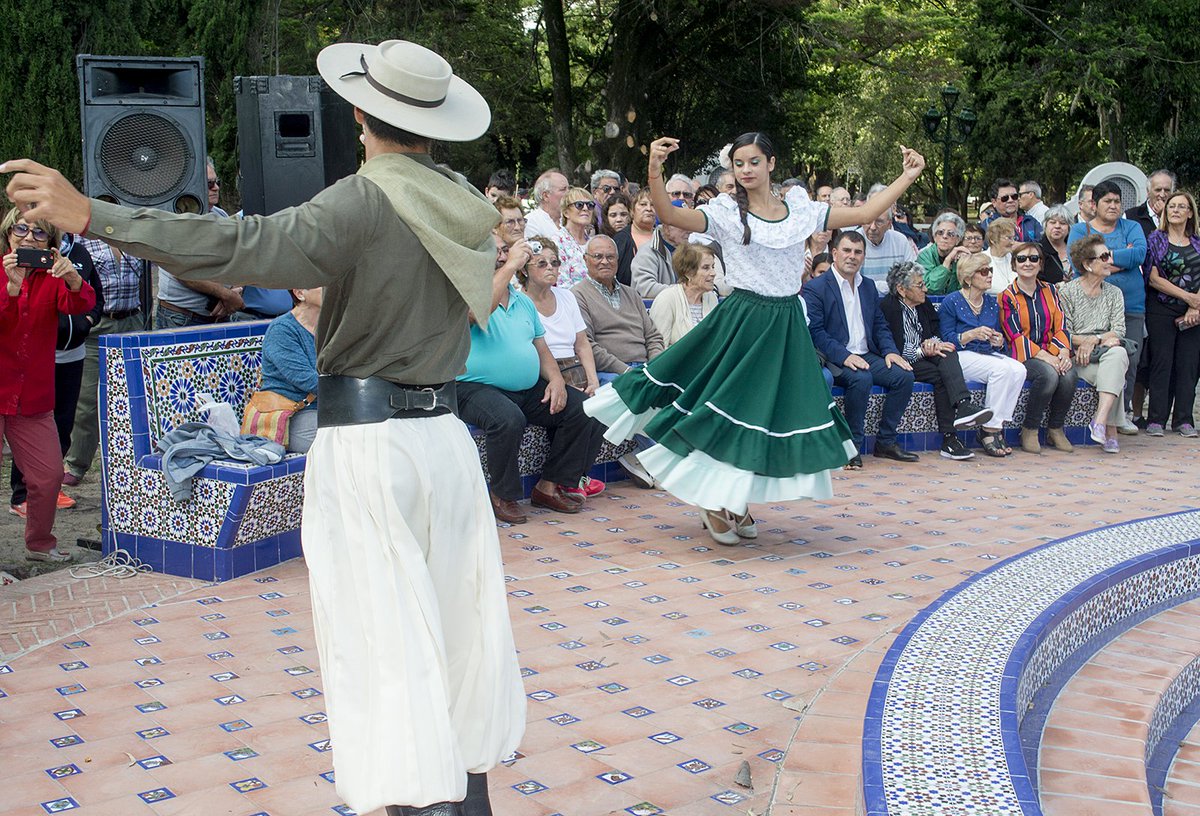 BertellysHernan's tweet photo. Presentamos a los vecinos la restauración del Patio Andaluz del Parque Municipal. Era una deuda pendiente para la comunidad que venimos a saldar en una clara demostración de lo que puede lograrse con buena gestión,  creatividad y ganas #PrimeroAzul https://t.co/NEmDnyZ6Si
