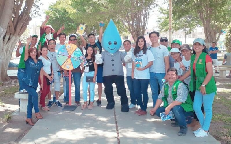 Municipalidadd8's tweet photo. Los Promotores Ambientales, jóvenes voluntarios, de la Municipalidad de Leonardo Ortiz, comenzaron a dar sus primeros resultados positivos, al difundir cómo cuidar el agua. En parques, bodegas y restaurantes  informaron la forma cómo se puede proteger el recurso. https://t.co/smku4eQc9Q