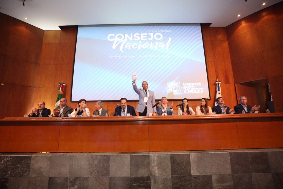 MarkoCortes's tweet photo. En @AccionNacional cerramos filas y nos acercaremos de nuevo a la sociedad ante la amenaza autoritaria que hay en #México; con unidad y ofreciendo alternativas de solución, los panistas habremos de enfrentar el panorama incierto que se vive en el país https://t.co/C2azzsCQPV