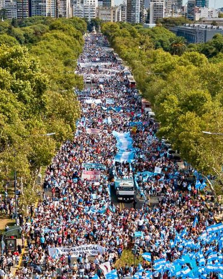 delatorrej's tweet photo. Impresionante y conmovedora demostración. ¡Argentina una vez más le dijo #SiALaVida!
 #YoMarchoPorLaVida 💙 https://t.co/Q3BLaY0uhv