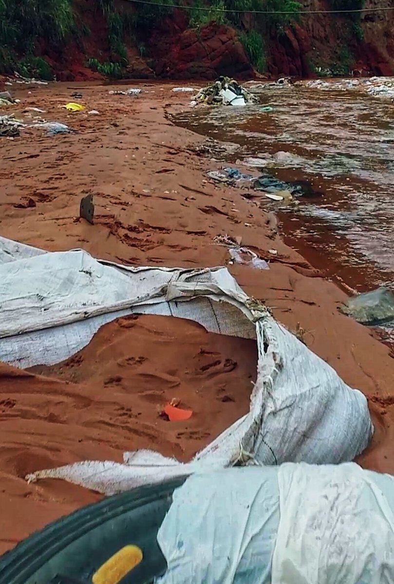 Petropargov's tweet photo. Parte del Arroyo Fortín libre de basuras! Te mostramos el antes y el después para que seamos conscientes que de nosotros depende conservar el medio ambiente! 

Si se puede!! Sumate a @revivepy y estiremos todos para el mismo lado!!  💪

#Petropar ⛽ #Ñanembae 🇵🇾 #Revive.py ♻ https://t.co/Fjze6SbbIK