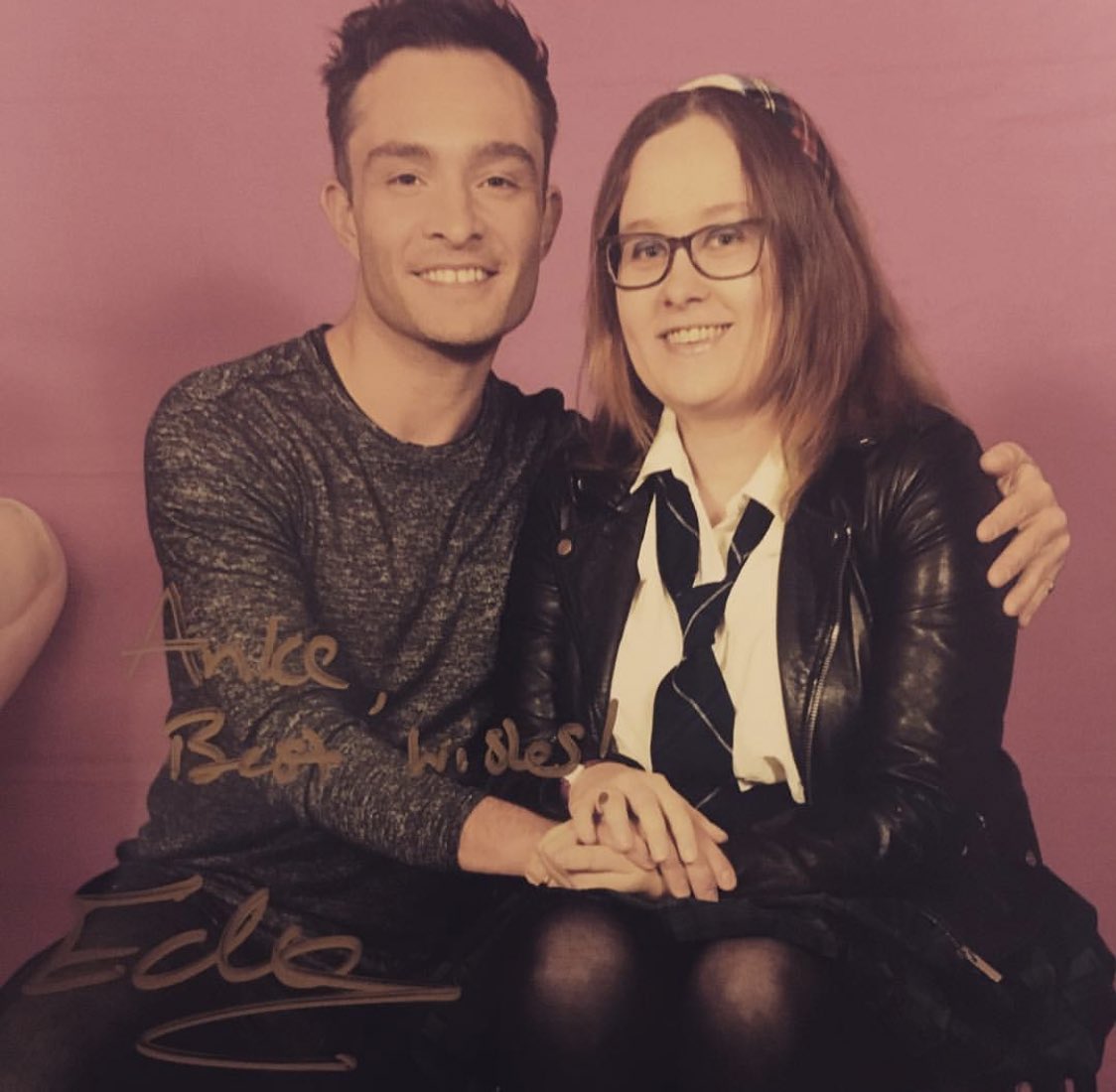 BRWestwick's tweet photo. 📸 || Ed Westwick e Kelly Rutherford com fãs na #DreamItCon em Paris, França. https://t.co/zQxVzJEri0