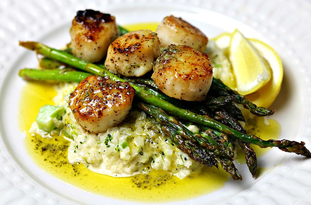 DrDavinahS's tweet photo. Quick keto dinner: This beauty is Seared Scallops with Cauliflower [Rice] Risotto! It's 100% keto-friendly, low-carb and grain-free. Plus, it's ready to eat in 30 minutes! 🙌🏿😋 The full recipe is here: https://t.co/ksLFA3rapb #ketodiet #dinner https://t.co/oYRhRgskJt