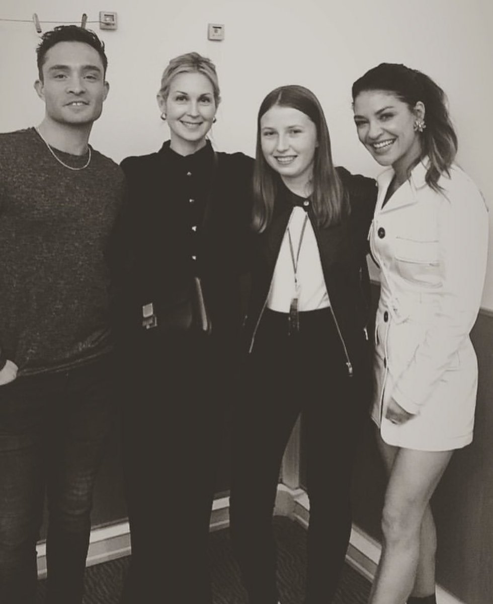 BRWestwick's tweet photo. 📸 || Ed Westwick, Kelly Rutherford e Jessica Szohr com fãs na #DreamItCon em Paris, França. https://t.co/GFD5gEHnxR