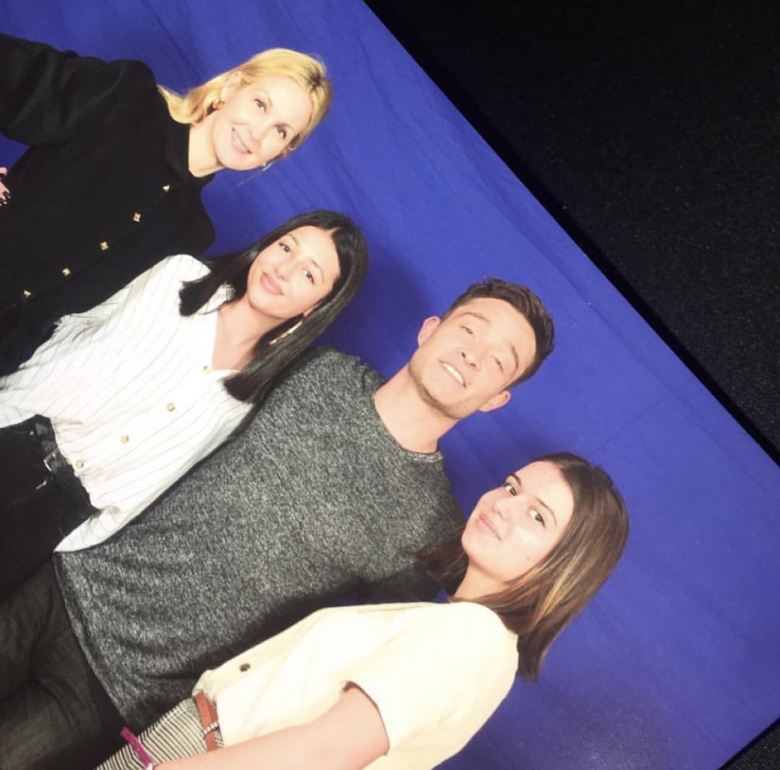 BRWestwick's tweet photo. 📸 || Ed Westwick, Kelly Rutherford e Jessica Szohr com fãs na #DreamItCon em Paris, França. https://t.co/GFD5gEHnxR