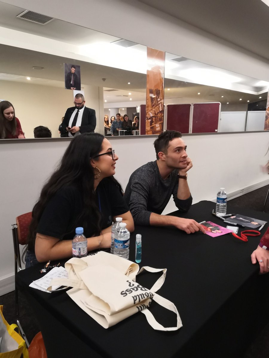BRWestwick's tweet photo. 📸 || Ed Westwick com fãs na sessão de autógrafos da #DreamItCon em Paris, França. https://t.co/rUEVp0sLdR