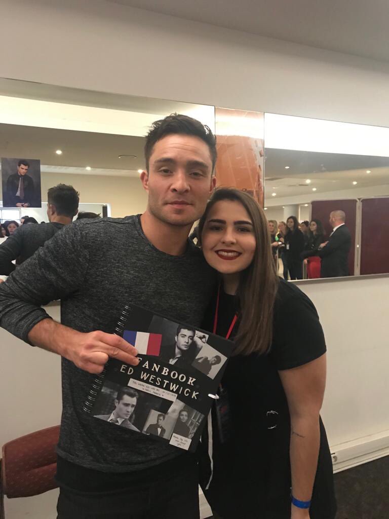 BRWestwick's tweet photo. 📸 || Ed Westwick com fãs na sessão de autógrafos da #DreamItCon em Paris, França. https://t.co/rUEVp0sLdR