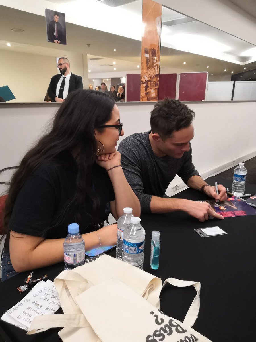 BRWestwick's tweet photo. 📸 || Ed Westwick com fãs na sessão de autógrafos da #DreamItCon em Paris, França. https://t.co/rUEVp0sLdR