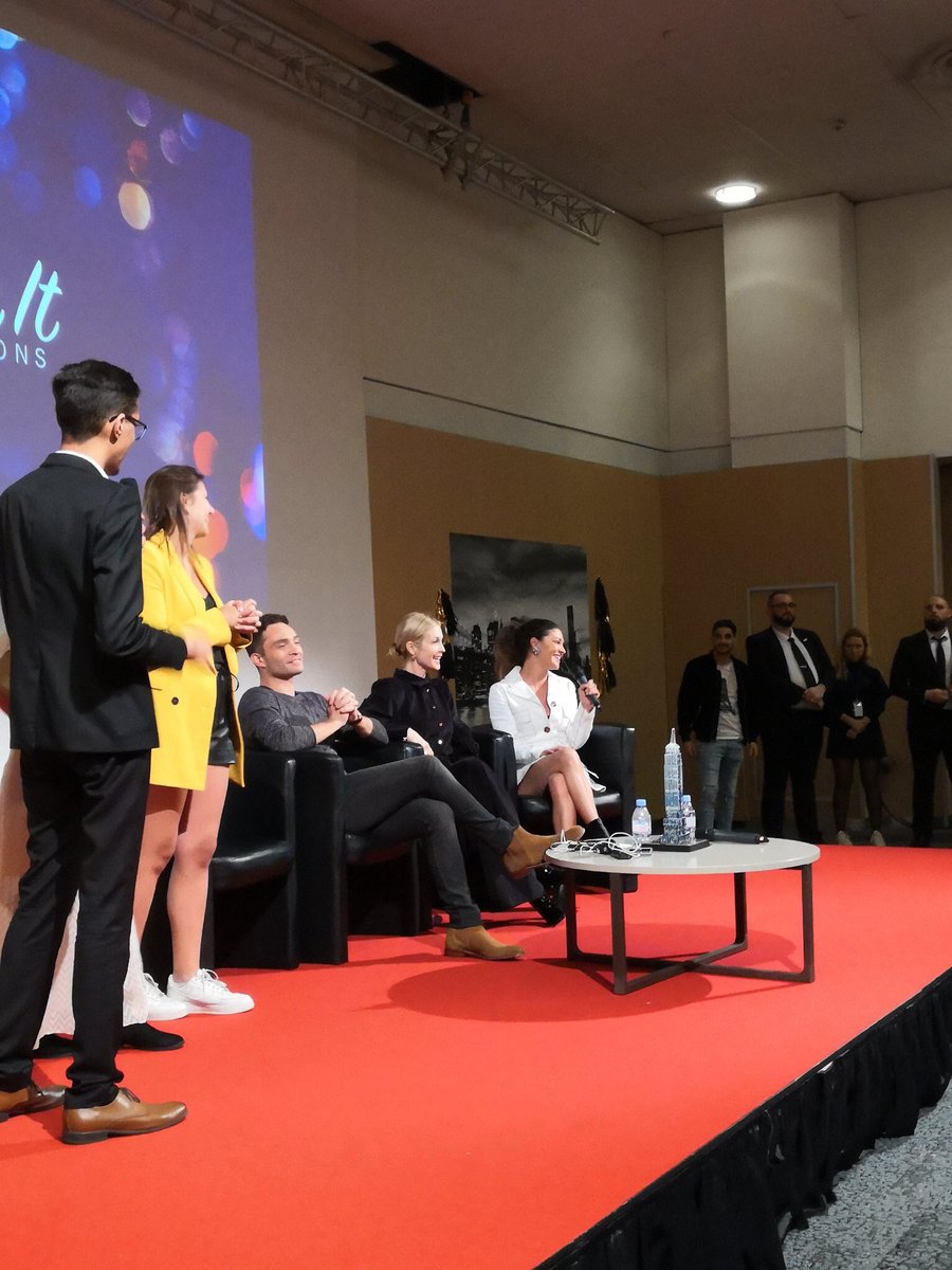 BRWestwick's tweet photo. 📸 || Ed Westwick, Jessica Szohr e Kelly Rutherford no painel da #DreamItCon em Paris, França. https://t.co/tFr5rUFyXe