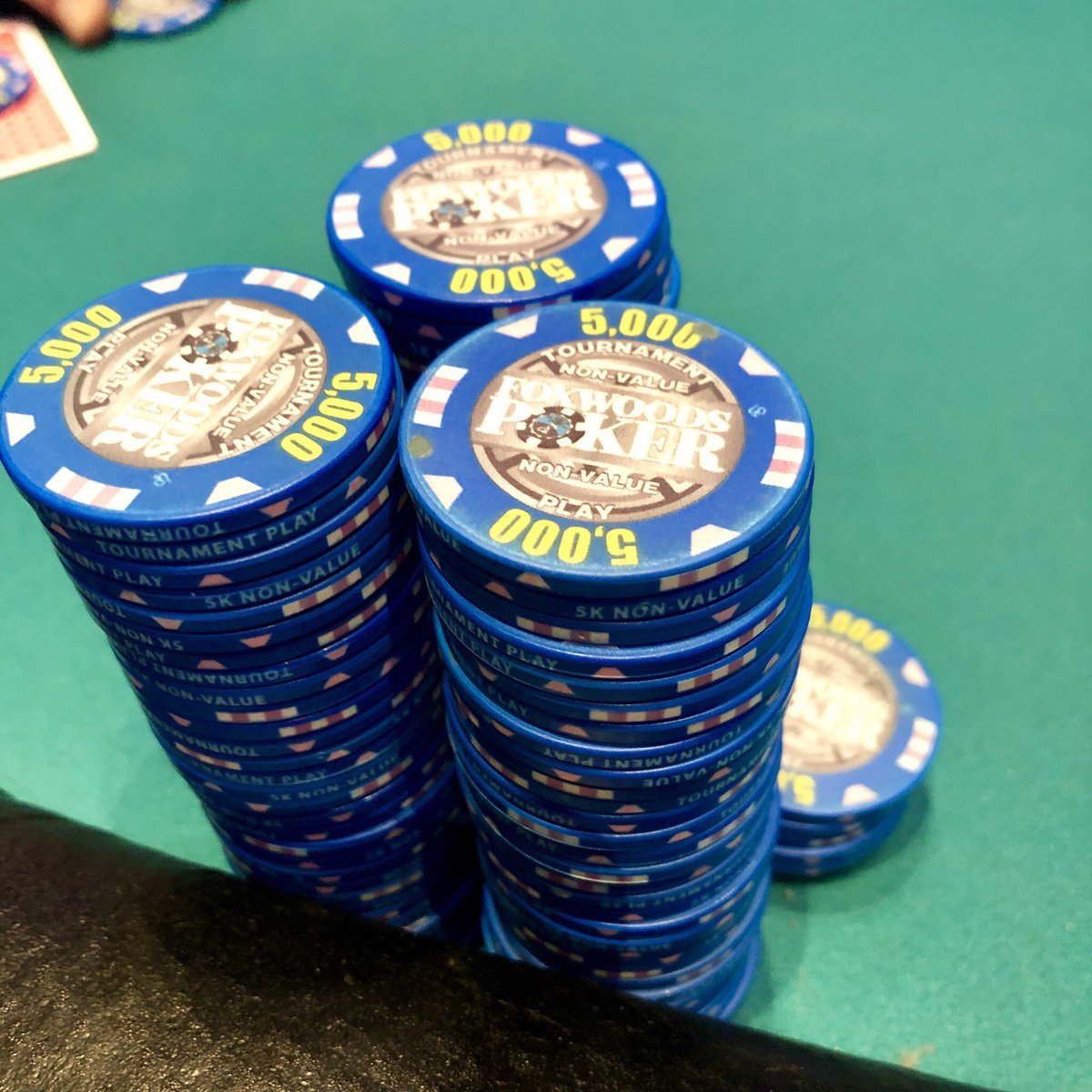 MattSoleyn's tweet image. 480,000 chips in Level 23. Blinds are 10k-20k with 20k big blind ante. That means I have just 24 big blinds. #FPC2019 #SuperStackTurbo #poker