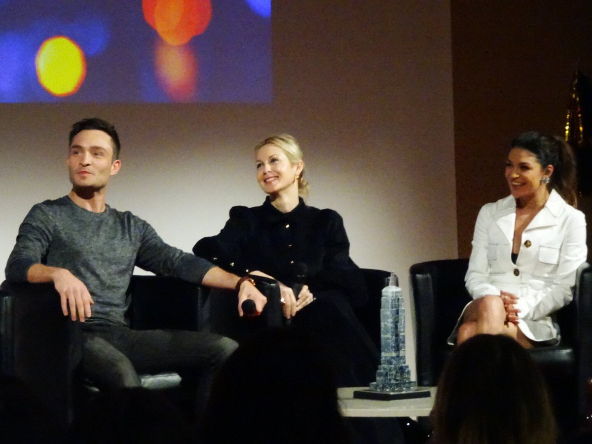 BRWestwick's tweet photo. 📸 || Mais fotos do Ed Westwick junto com a Jessica Szohr e a Kelly Rutherford no painel da #DreamItCon em Paris, França. https://t.co/spm1USzZ2l