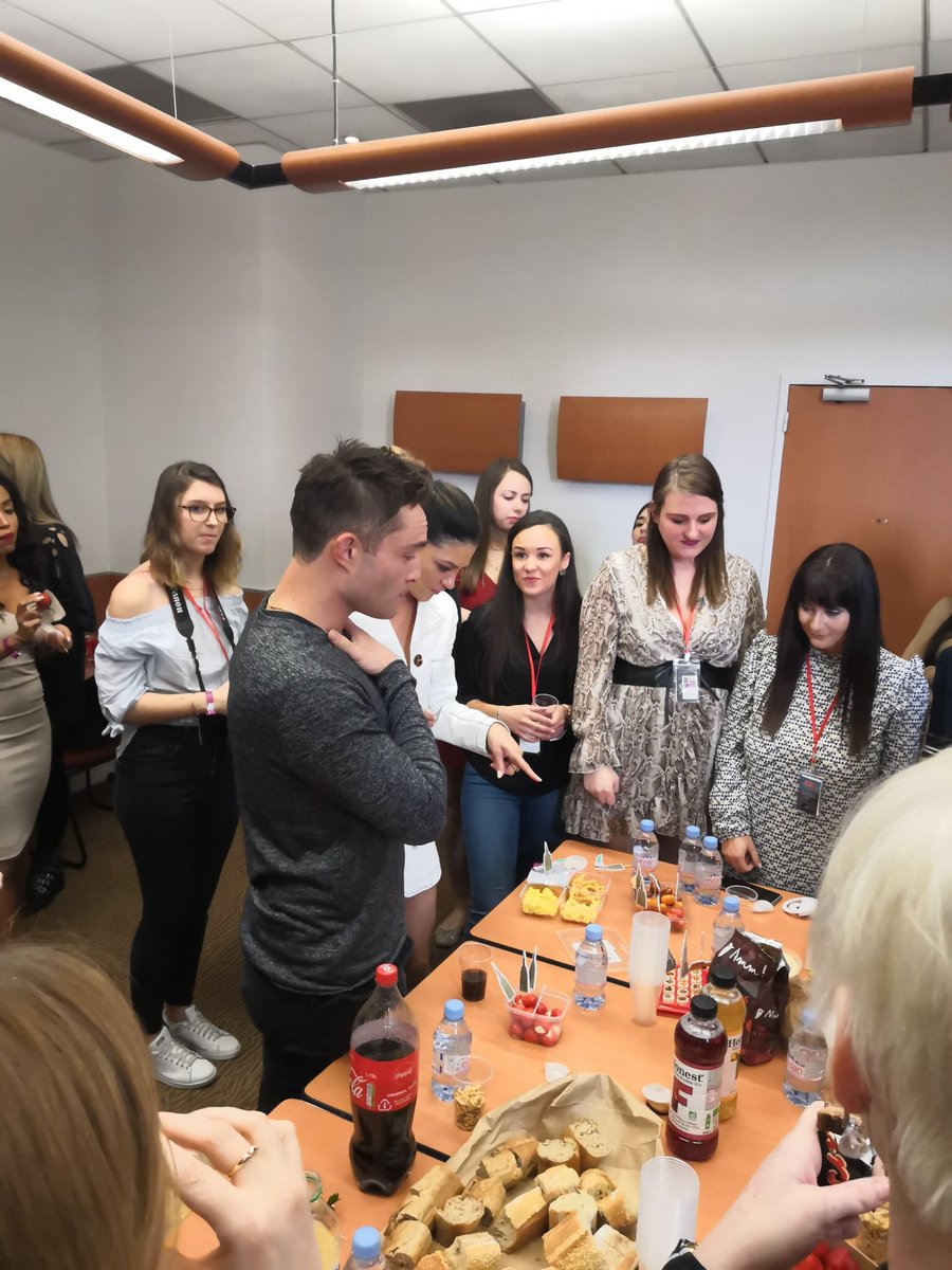 BRWestwick's tweet photo. 📸 || Ed Westwick num brunch com fãs promovido pela #DreamItCon em Paris, França. https://t.co/Q86FO7Z3Nu