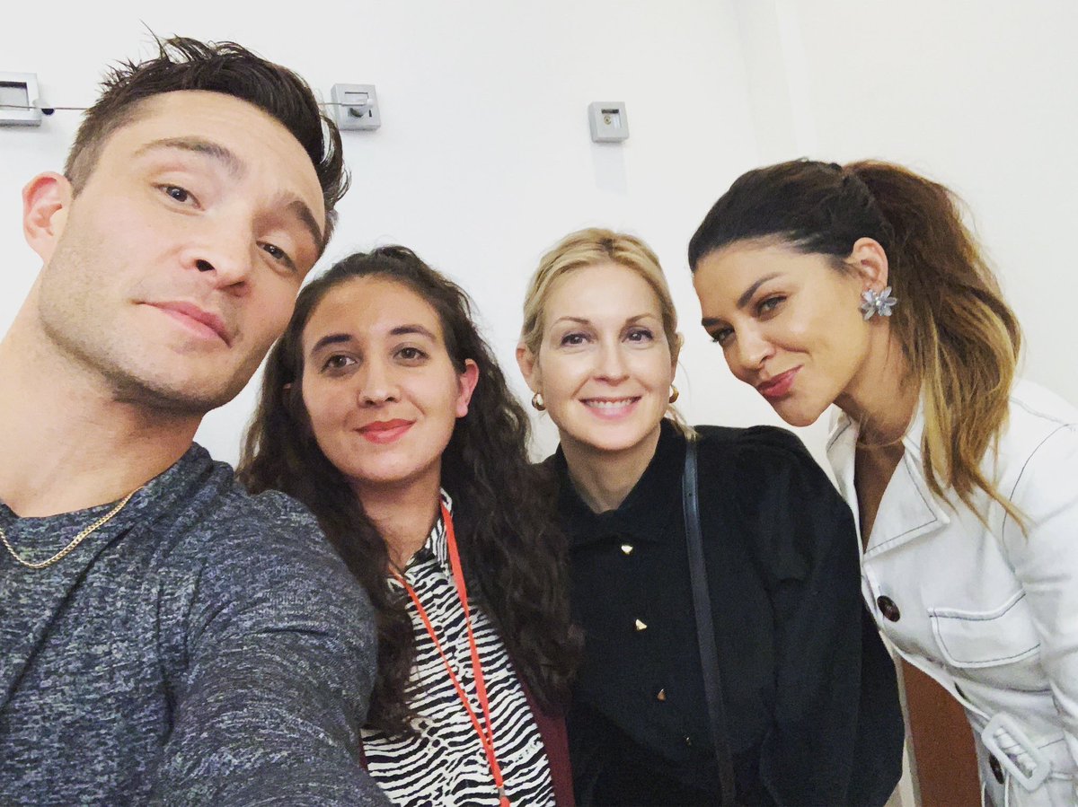 BRWestwick's tweet photo. 📸 || Mais fotos do Ed Westwick, Kelly Rutherford e Jessica Szohr com fãs na #DreamItCon em Paris, França. https://t.co/rtYrEsPpDC