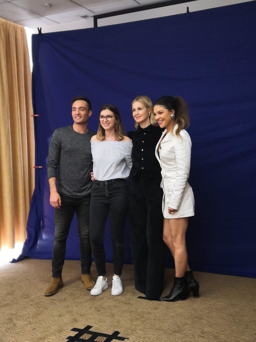 BRWestwick's tweet photo. 📸 || Mais fotos do Ed Westwick, Kelly Rutherford e Jessica Szohr com fãs na #DreamItCon em Paris, França. https://t.co/rtYrEsPpDC
