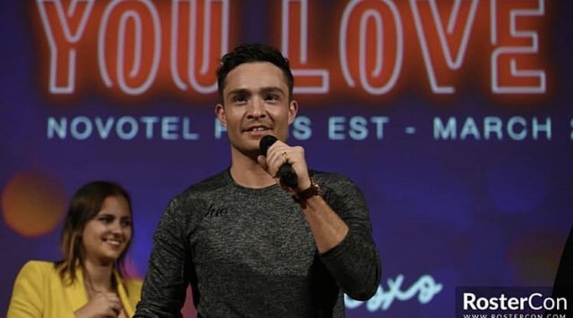 BRWestwick's tweet photo. 📸 || Fotos do Ed Westwick durante o painel da #DreamItCon em Paris, França. https://t.co/PW0CpUgSEg