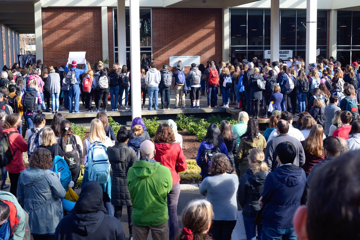 LiftEveryVoiceO's tweet photo. We remember when tens of thousands across Oregon took part in the #MarchForOurLives. That’s why faith and student leaders are asking #ORLeg to support #HB3223 &amp; #HB3265. Pls call your state rep at 800-322-2313. Want more info? Visit https://t.co/dQ6oP6mLac. #orpol #ENOUGH https://t.co/169KOMw8OI