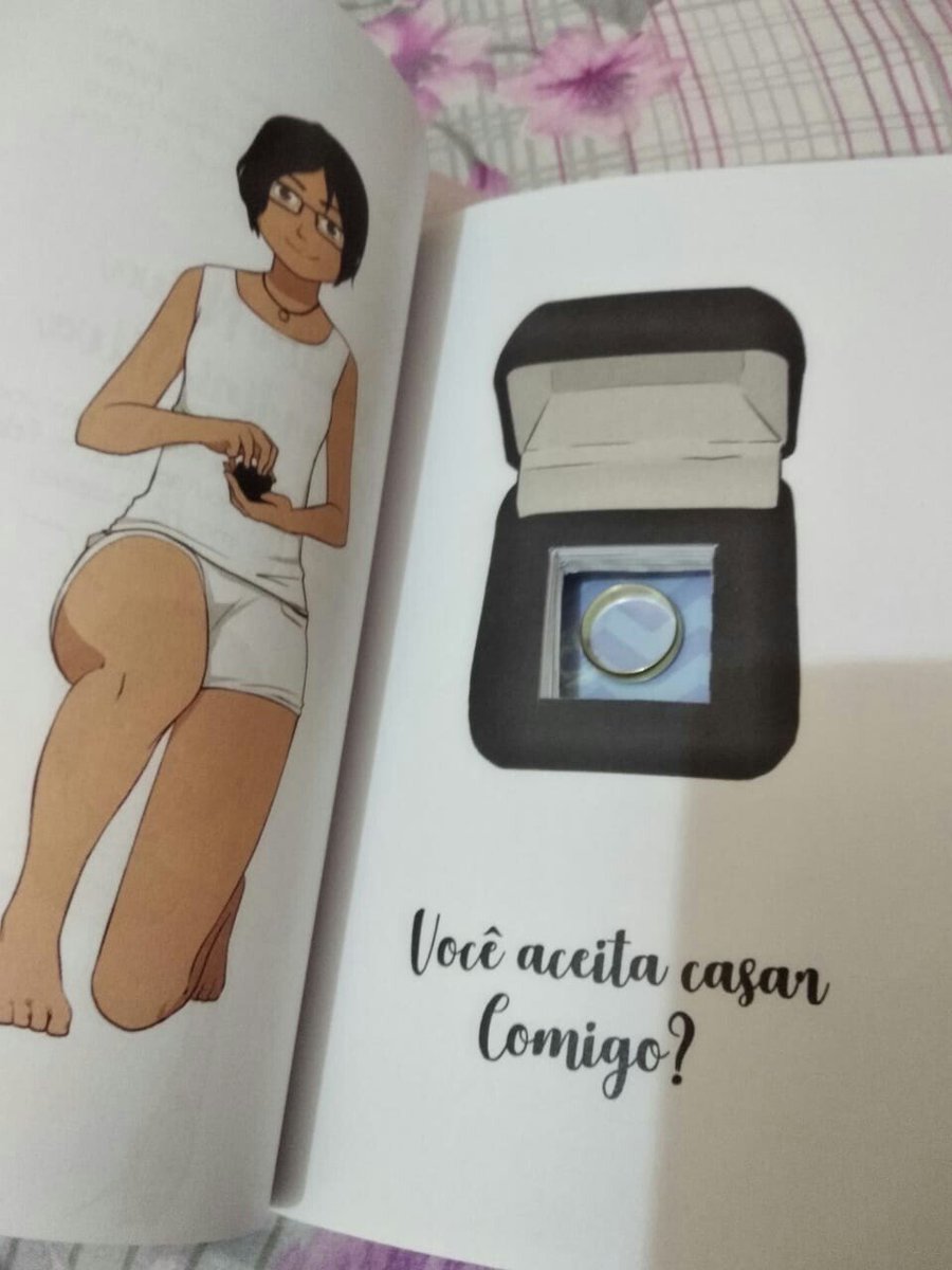 iaraNaika's tweet photo. Pedi minha namorada em casamento de um jeito diferente, criei um livro com todos os desenhos que já fiz pra ela, juntos com outros que encomendei com outros artistas, retratando momentos que tivemos juntas e no final do livro coloquei a aliança dentro das páginas com o pedido 💖 https://t.co/v03xTPwHF9