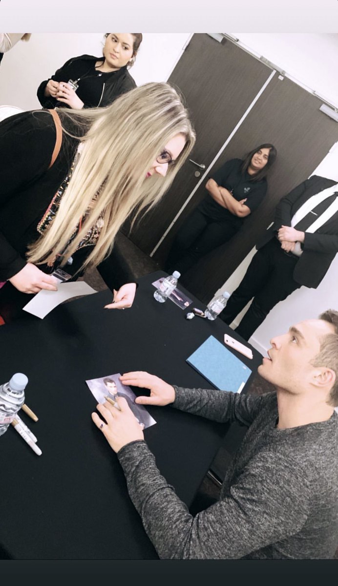 BRWestwick's tweet photo. 📸 || Ed Westwick atualizou seu IG Story com algumas fotos com fãs durante sua sessão de autógrafos na #DreamItCon em Paris, França. https://t.co/w9xoOarUna