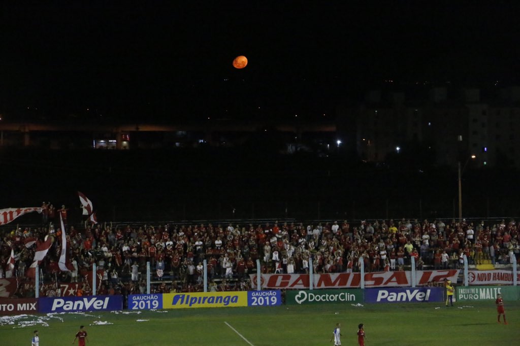 eduardodeconto's tweet photo. Que tal a lua aqui nos Estádio do Vale? #trvale https://t.co/1JyDFNa4ks