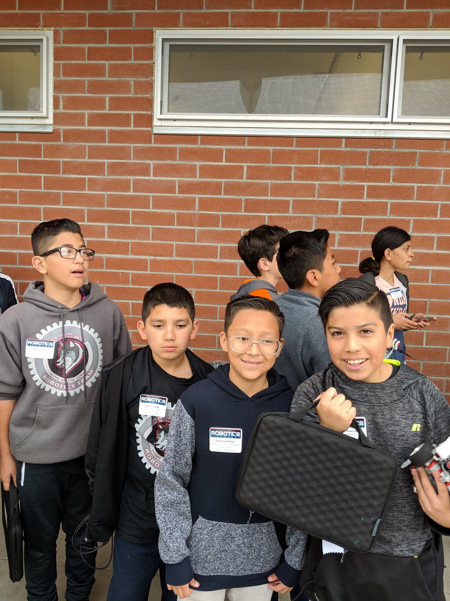 WashingtonPUSD's tweet photo. What an intense day of competition for our LOBOS! Way to go everyone, it was a great way to spend a Saturday! #Proud2BePUSD #roboticsfieldday #funonasaturday https://t.co/2IRsYZDYoY