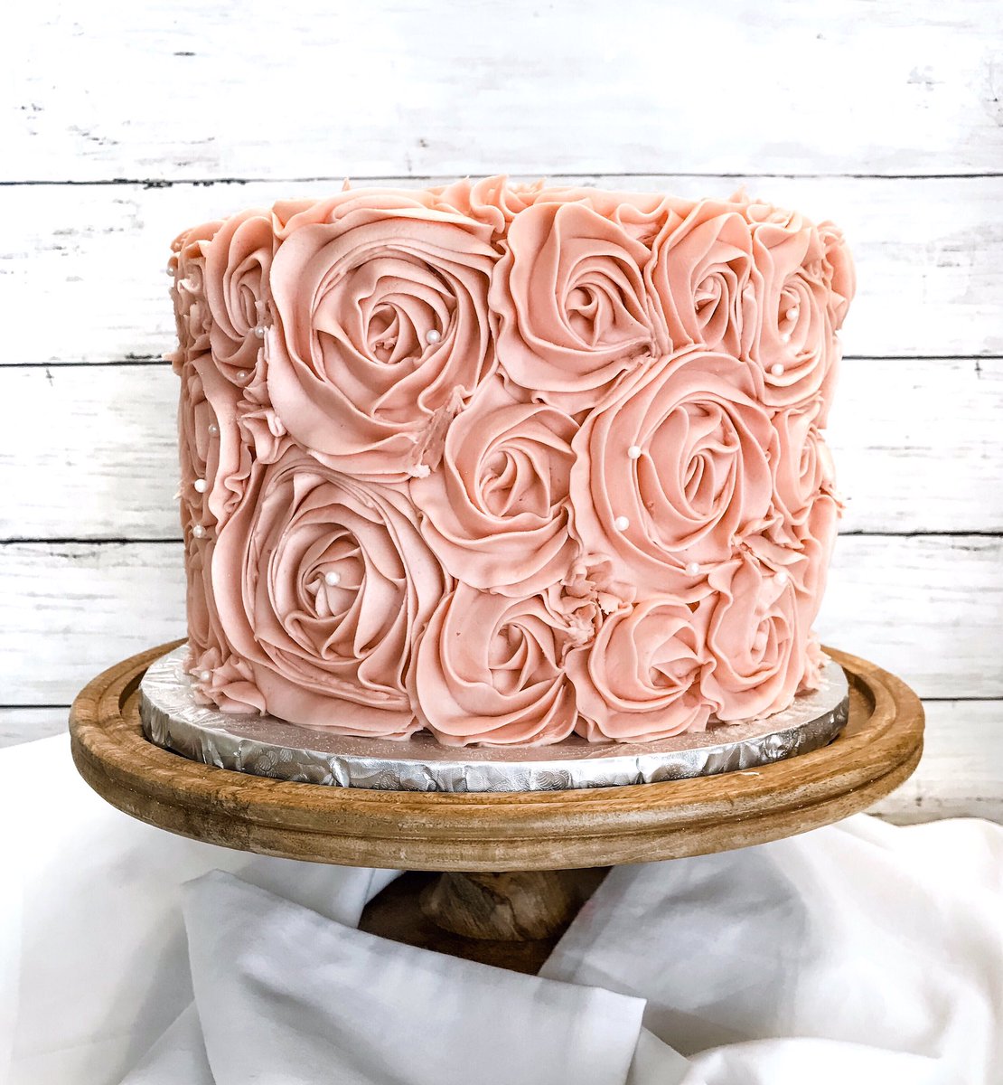 SimplySweetCC's tweet photo. A rose gold inspired Rosette cake for an 18th birthday today! https://t.co/61Hy911Isq