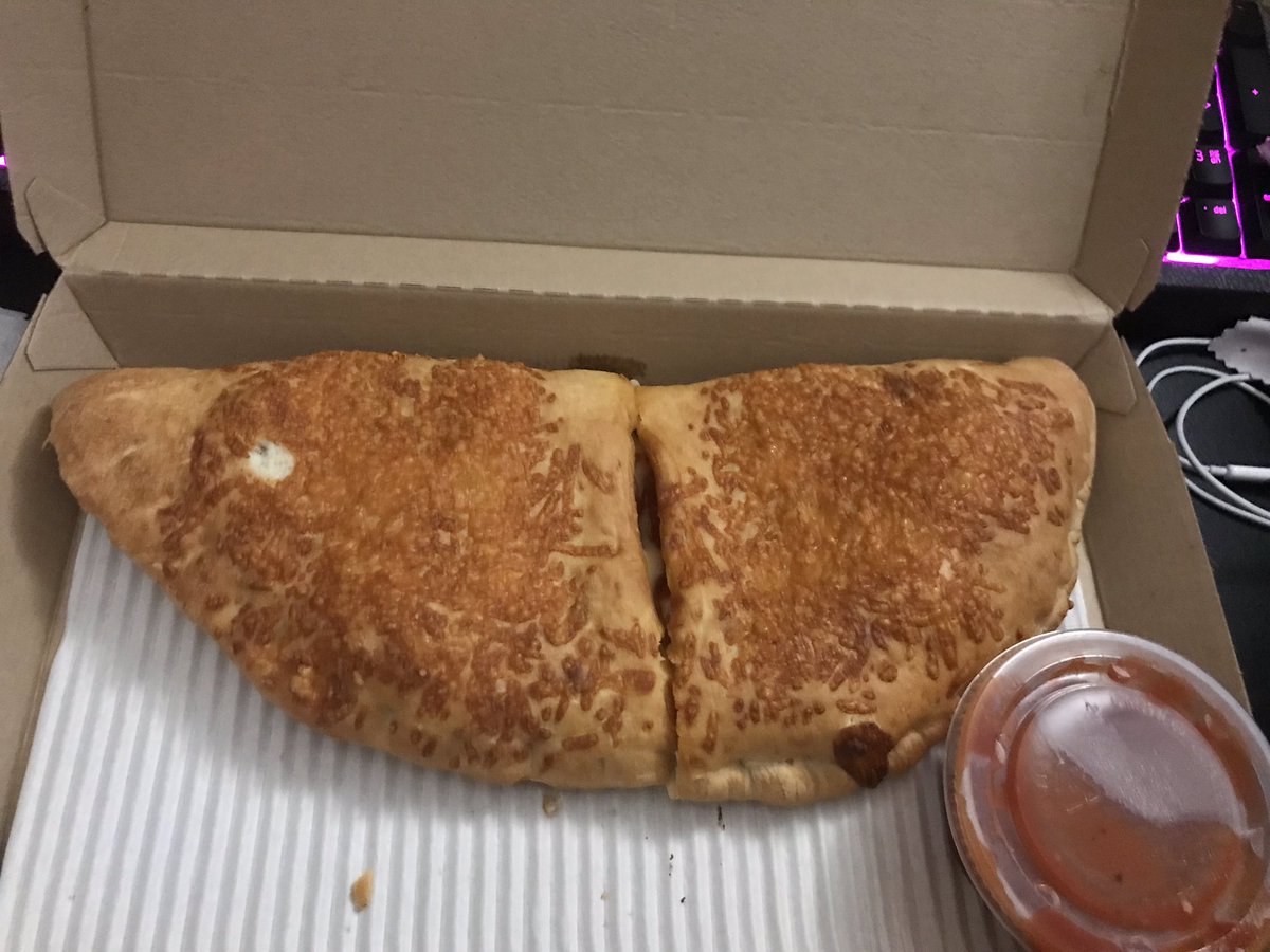 stacieplaisie's tweet image. Cheat meal 🤤 🍕💕 @pizzahut #Pzone