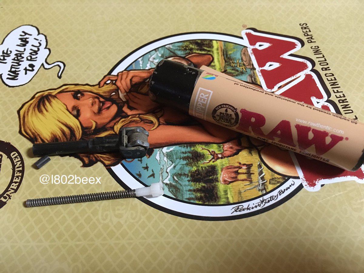 l802beex's tweet photo. #rawclipper の石が、前回1月3日に交換して、三ヶ月もしないうちに、また無くなりました😭
石が無くなるのが早い気もする…😭
もう3,000回も着火したって事かな〜?それでも早い気もする…😵
#ライター #石交換 #愛用clipper #愛用ライター #rawclipper https://t.co/rseebQAfpl