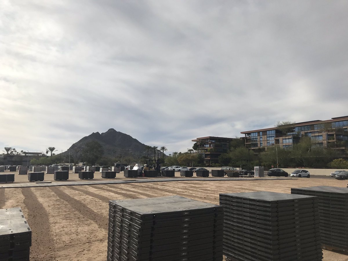 Special delivery at <a href="/ScottsdaleFS/">Scottsdale Fashion Square</a> today: custom-built 🎾 courts for #STW2019!