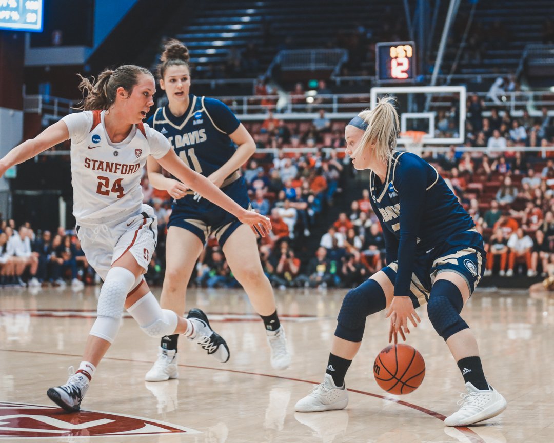 Final: @UCDavisWBB falls to Stanford 79-54 in the first round of the NCAA Tournament Bertsch (25pts, 4reb, 2stl) Stobbart (12pts, 6reb, ast) Bessolo (11 pts, 6reb) Congratulations to the Aggies on a historic campaign 🐴 #GoAgs | #BWCinNCAA