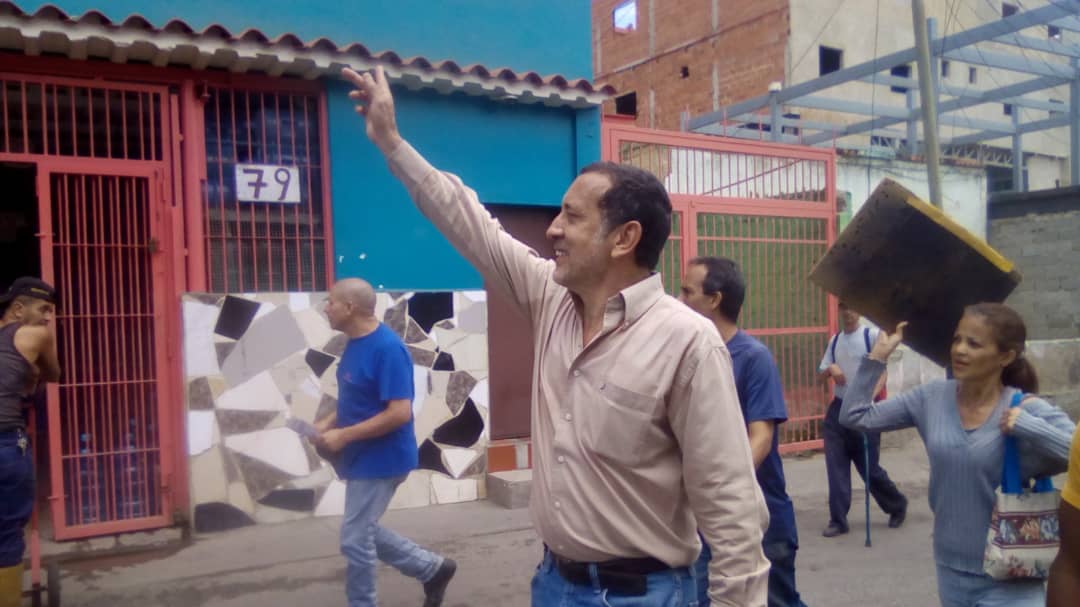 JoseAGuerra's tweet photo. #23Mar. Hoy habló El Valle y habló duro. Desde la calle 2 a la calle 17 en los barrios el apoyo a @jguaido es masivo. El madurismo no tiene vida. En compañía de @RobertoPatino, @goyocaribash y Leonardo Renault vi el respaldo del pueblo https://t.co/a9buKkOSef