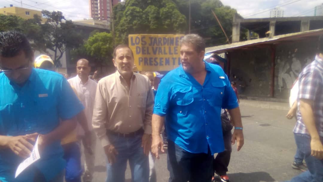JoseAGuerra's tweet photo. #23Mar. Hoy habló El Valle y habló duro. Desde la calle 2 a la calle 17 en los barrios el apoyo a @jguaido es masivo. El madurismo no tiene vida. En compañía de @RobertoPatino, @goyocaribash y Leonardo Renault vi el respaldo del pueblo https://t.co/a9buKkOSef