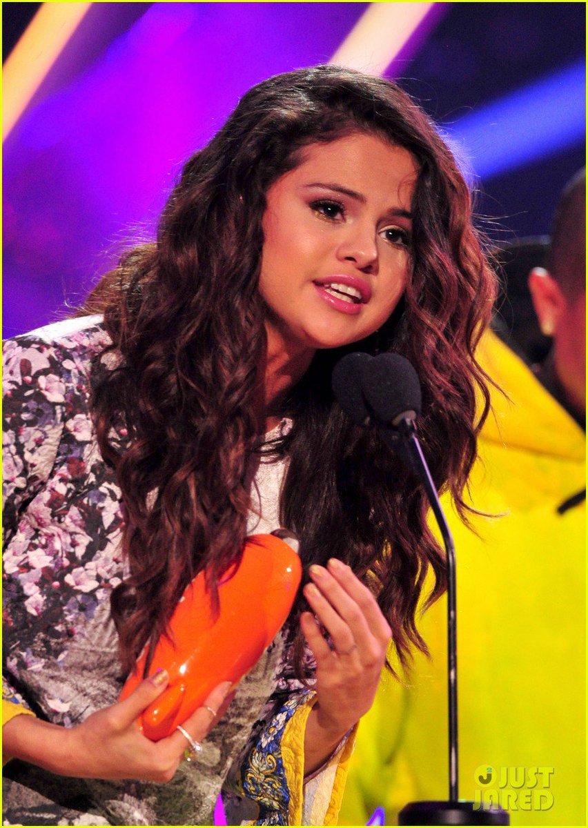_selenagomezecu's tweet photo. ¡Selena Gomez rompe récord y ha ganado la mayoría de los dirigibles que cualquiera en los Kids Choice Awards!

¡Eso es un total de 11 globos! https://t.co/1Jlun0G5t8