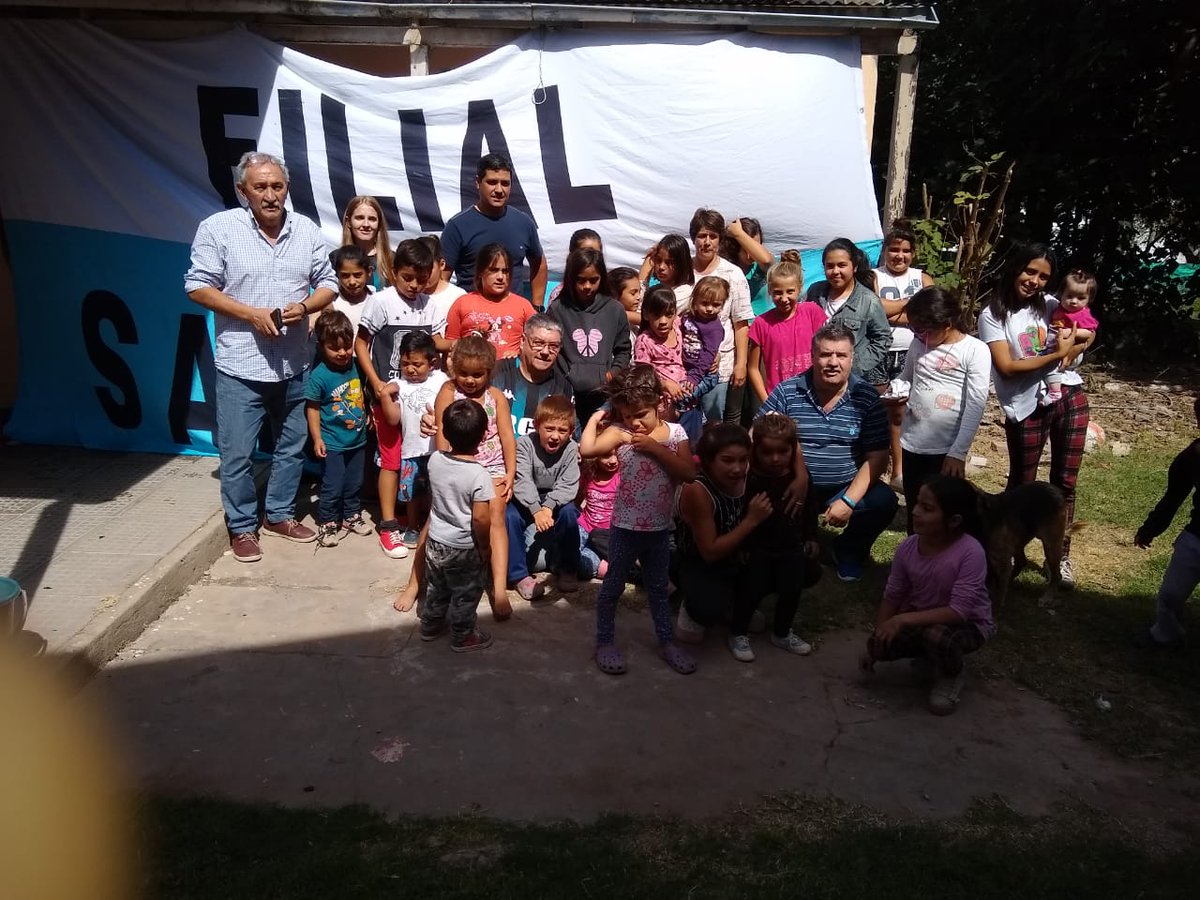 RacingFilialSP's tweet photo. La filial se hizo presente en el comedor comunitario de la capilla Santa Teresita de nuestra ciudad para una nueva acción solidaria. En este caso compartimos hamburguesas y helados con los chicos https://t.co/4ENBd5HaiP