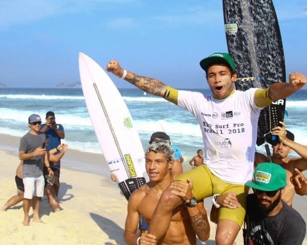 pet_ramoss's tweet photo. | COM SURFE NOS PÉS |
O Plano Esportivo da vez é com o surfista do WQS, Krystian Kymerson. Leia e entenda o projeto da joia capixaba em 2019!
#surfe #brasilnowqs #krystiankymerson #planoesportivo #elitedosurfe #mirandowct #hashpet
https://t.co/vZc1H6tn0D https://t.co/D1scyrJ9gY