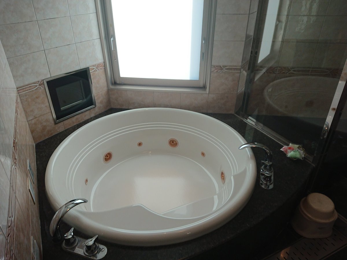 リゾートタワーホテル ラフェスタ横田 大きいお風呂もあるのです 2 8fの2号室には二人で入っても十分広いお風呂があります ゆったりのんびりくつろいでください お供に入浴剤もどうぞ 部屋はパネルから選んでね 三枚目 風呂 ラブホ のんびり