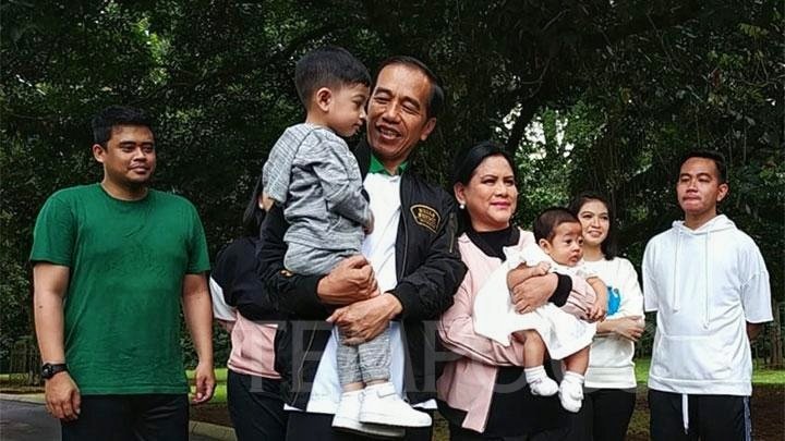 bstio's tweet photo. Ga perlu terlalu rumit memilih di PILPRES 17 April nanti. Ambil tolok ukur sederhana dulu, pilih yg telah terbukti BERHASIL MEMBINA KELUARGA HARMONIS.
#17AprilCoblosJokowiAmin
#Tim88UntukJokowiAmin #02vsNU #JokowiHarapanPasti #01JokowiLagi #01IndonesiaMaju https://t.co/LvYfuiuuNU