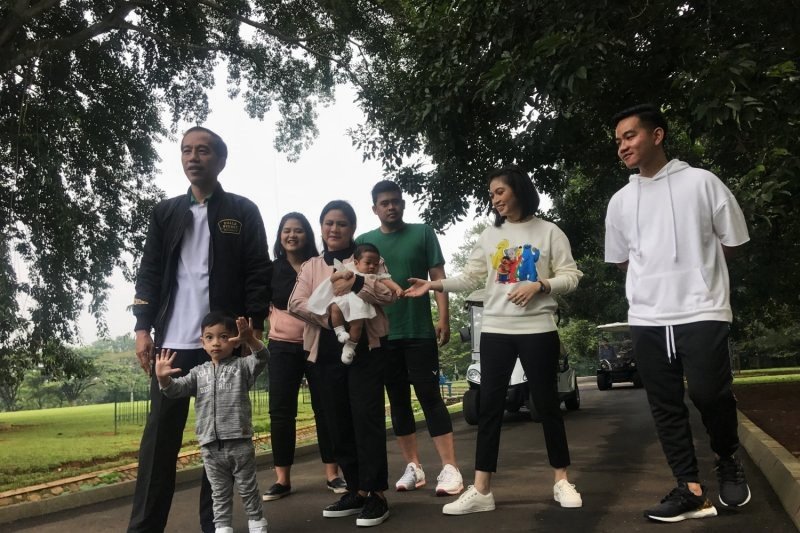 bstio's tweet photo. Ga perlu terlalu rumit memilih di PILPRES 17 April nanti. Ambil tolok ukur sederhana dulu, pilih yg telah terbukti BERHASIL MEMBINA KELUARGA HARMONIS.
#17AprilCoblosJokowiAmin
#Tim88UntukJokowiAmin #02vsNU #JokowiHarapanPasti #01JokowiLagi #01IndonesiaMaju https://t.co/LvYfuiuuNU