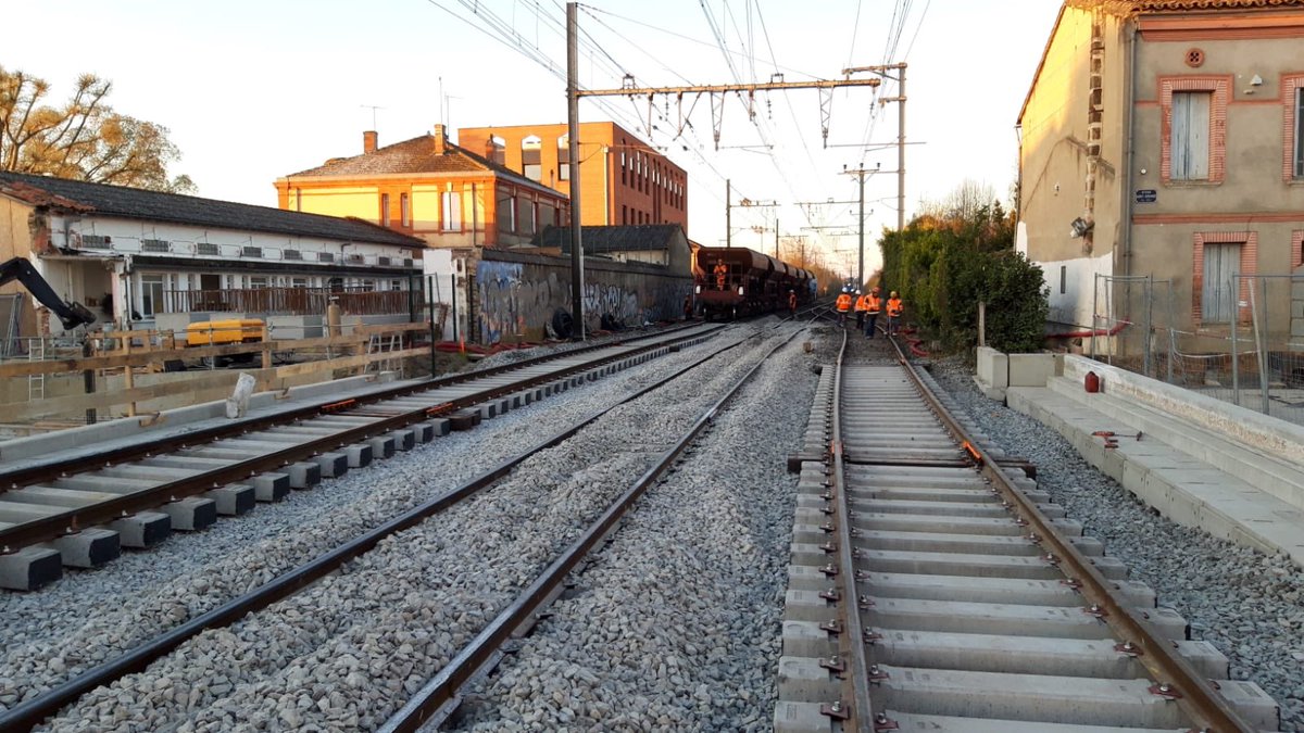 SNCFReseau's tweet photo. 📸 78h d'interruption du trafic entre Muret et Boussens pour la mise en place du tablier du futur pont ferroviaire. 

Suivi des opérations de cette nuit et au petit matin. Les travaux voie ont commencé : pose, raccordement et ballastage. https://t.co/DXMcl5csW0
