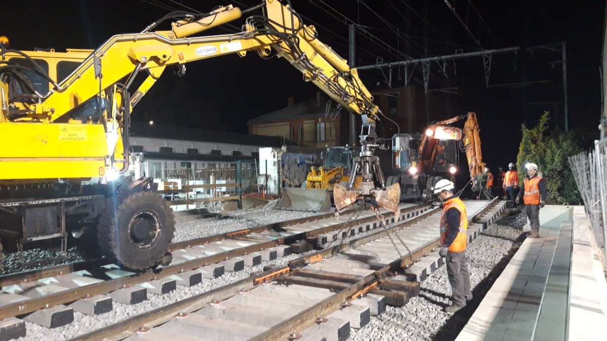 SNCFReseau's tweet photo. 📸 78h d'interruption du trafic entre Muret et Boussens pour la mise en place du tablier du futur pont ferroviaire. 

Suivi des opérations de cette nuit et au petit matin. Les travaux voie ont commencé : pose, raccordement et ballastage. https://t.co/DXMcl5csW0