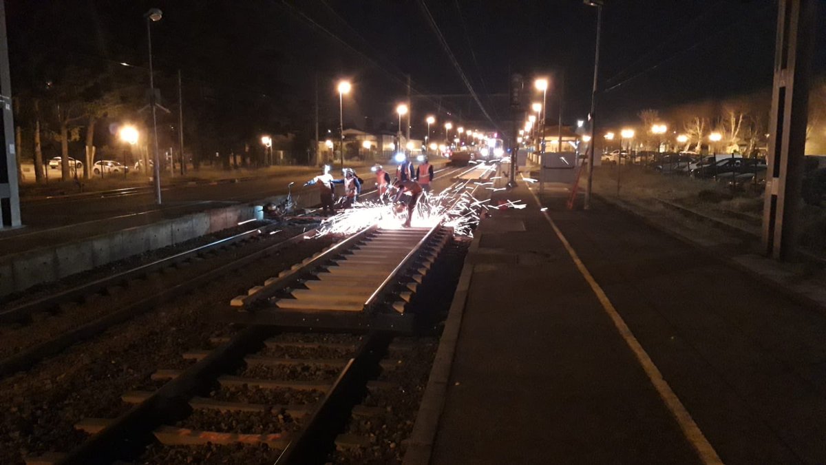 SNCFReseau's tweet photo. 📸 78h d'interruption du trafic entre Muret et Boussens pour la mise en place du tablier du futur pont ferroviaire. 

Suivi des opérations de cette nuit et au petit matin. Les travaux voie ont commencé : pose, raccordement et ballastage. https://t.co/DXMcl5csW0