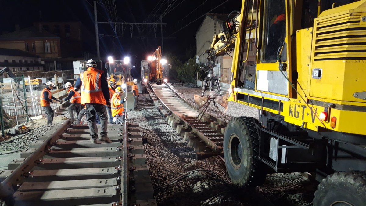SNCFReseau's tweet photo. 📸 78h d'interruption du trafic entre Muret et Boussens pour la mise en place du tablier du futur pont ferroviaire. 

Suivi des opérations de cette nuit et au petit matin. Les travaux voie ont commencé : pose, raccordement et ballastage. https://t.co/DXMcl5csW0