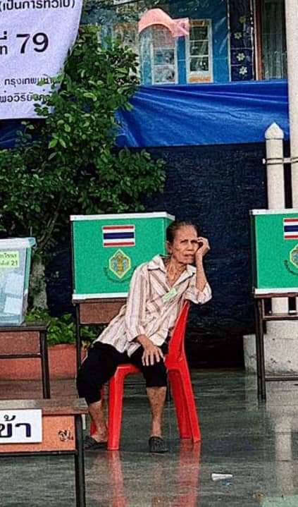 mhamarkk's tweet photo. ข้างหลังแย่งซีน55555​5555😂​
#ThailandElection2019 #เลือกตั้ง62 https://t.co/TZQE3jTp6u