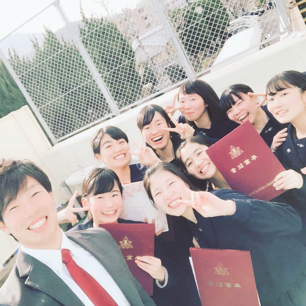 卒業生のお別れ試合、そしてお別れ会を行いました💐🌸
3年前、チームの発足と同時に水球を始めたこの学年は、選手としても一人の人間としても立派に成長し、これからそれぞれの道へと進んでいきます。
卒業生・在校生ともに今後も頑張りますので、
これからもよろしくお願いします！🤽‍♀️