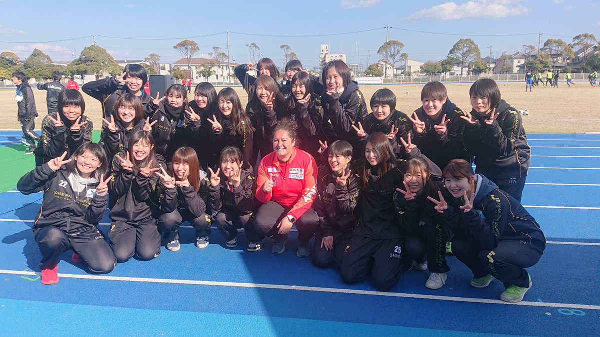 Milagros Martínez posa junto a sus jugadoras del Suzuka Unlimited.