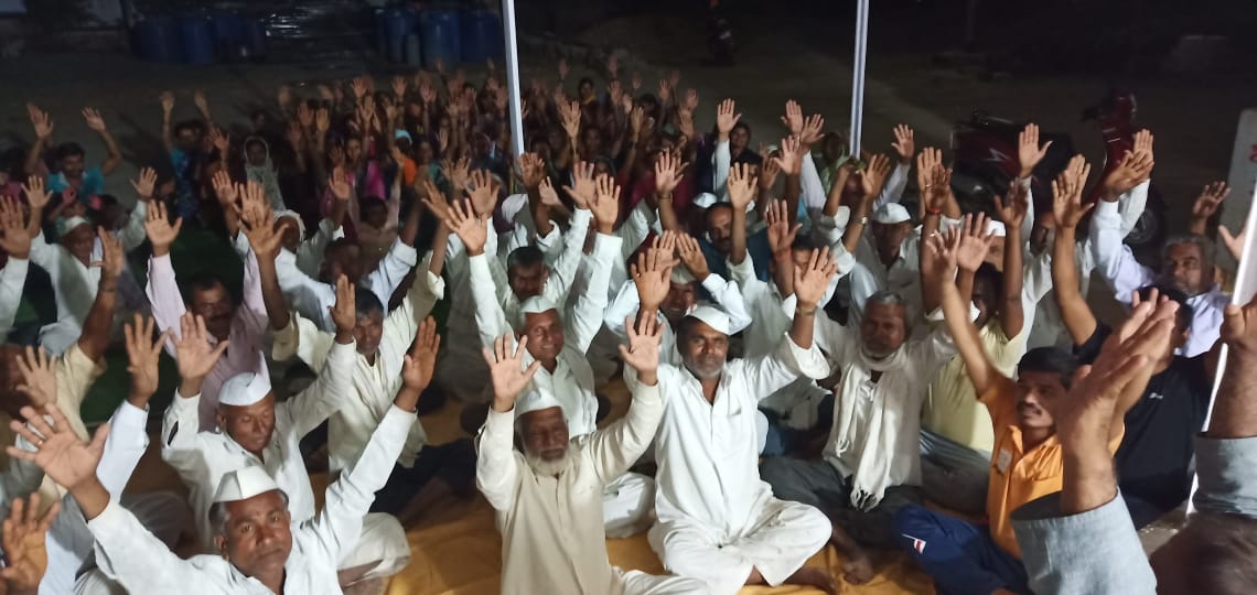 Gurudev's tweet photo. The entire village of Anandawadi in District Beed, Maharashtra burned tobacco &amp; gutkha for Holi &amp; took a pledge to keep the village free from addictions. Padmakar Kulkarni &amp; Ghanashyam Dalawi have been teaching @ArtofLiving programs for the last one year there. #DrugFreeIndia https://t.co/TvhYia26Os